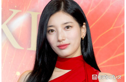 スジ、美スタイル際立つ真紅ノースリドレスで登場「気分に大きな影響を与える」もの明かす