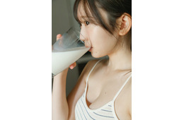 日向坂46藤嶌果歩、朝のひと時過ごすリラックスショット 1st写真集先行カット第9弾解禁【果実の歩幅】