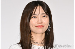 島崎遥香、シースルー衣装から美肌＆美脚披露「可愛すぎます」「足元に目を惹かれる」