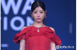 FRUITS ZIPPER月足天音、メンカラオフショルで登場 キュートな着こなし披露【オキコレ2026】