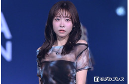 FRUITS ZIPPER櫻井優衣、透け感コーデでオーラ全開 笑顔封印ランウェイに釘付け【オキコレ2026】