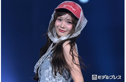 CUTIE STREET古澤里紗、ショート丈デニムビスチェ×レーススタイル「おしゃれすぎ」「透明感すごい」の声【オキコレ2026】