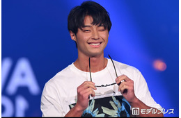 「今日好き」榎田一王（いおう）、ラフスタイルで爽やかランウェイ ステージトップでのサングラス外しに視線集中【オキコレ2026】