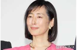 木村多江、父親に抱っこされた幼少期ショット公開「目元がそっくり」「お父様かっこいい」