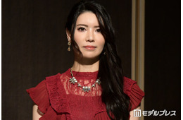 元AKB48倉持明日香、結婚発表 “婚姻届証人”との2ショット公開「快く引き受けてくださり」