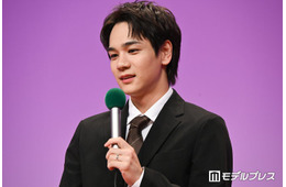 JO1豆原一成、左手薬指に“指輪” 新郎姿で先輩女優を腕組みエスコート【夫婦と16歳～狂気の隣人～】