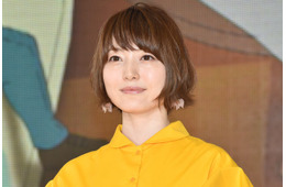 花澤香菜、美脚のぞくハーフパンツ衣装ショット公開「上品で可愛い」「スタイル抜群」と反響