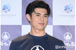 小島よしお、2歳息子抱っこした美ら海水族館ショット公開「丸いほっぺが愛おしすぎる」「大きくなったね」の声