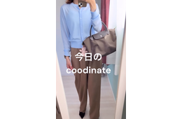 ライトブルーの【ユニクロ】シアーカーデが涼しく爽やか。タックワイドパンツ合わせで夏の通勤コーディネートが完成【40代の毎日コーデ】