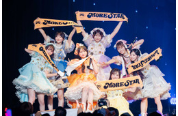 MORE STAR、七夕に初ワンマンライブ開催「宝物がまたひとつ増えて嬉しい」全13曲でファンと“WITH KAWAII”作り上げる【ライブレポ／セットリスト】
