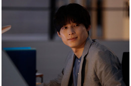 【告白－25年目の秘密－ 第1話】爽太（松村北斗）、麻里子（岡崎紗絵）に初めて声をかける 当たり前の日常がスリリングに一変