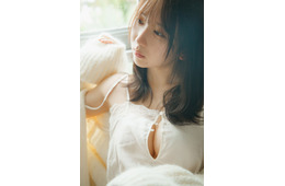 日向坂46藤嶌果歩、 寝起き風カット公開「週プレ」表紙・巻頭に1st写真集未掲載カット収録【果実の歩幅】