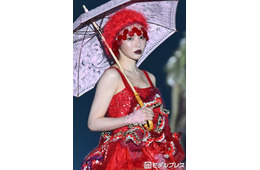 FRUITS ZIPPER鎮西寿々歌、帽子に髪インで雰囲気ガラリ 真っ赤なドレス×レース傘で魅力全開【TGC新潟2026】