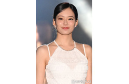 なごみ、美デコルテ際立つ白ドレスで魅了 洗練された大人の色気放つ【TGC新潟2026】