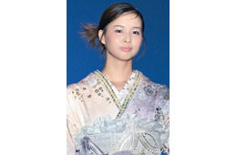 貴乃花光司の娘・白河れい、繊細な花柄和装コーデ 気品あふれる振り返り魅せる【TGC新潟2026】