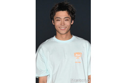 WATWING八村倫太郎、シンプル白Tコーデ 満面の笑顔でウインク「射抜かれた」「キラキラでまぶしい」【TGC新潟2026】