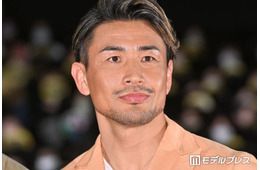魔裟斗「気分はターザン」親子筋肉ショット公開「パパが最強すぎる」「2人とも筋肉凄い」の声