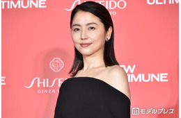 長澤まさみ、美背中ざっくり白ドレスショット公開「見返り美人」「まるで女神」と反響