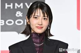 元乃木坂46若月佑美、水底でうずくまる水着姿公開「幻想的」「脚長い」と反響