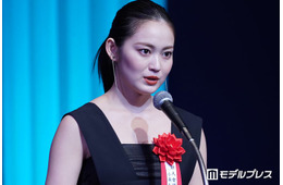 吉本実憂、美脚際立つミニワンピオフショットに反響「透明感すごい」「脚が真っ直ぐで綺麗すぎる」