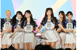 ≠ME、雨の「TIF」で圧巻パフォーマンス 話題の「愛くださいませ」から始まりの曲まで…デビューの地でファンと一体感【TIF2026】