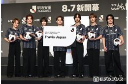 Travis Japan、JリーグSPアンバサダー就任「夢が叶った」“特大名刺パネル”＆公式試合球贈呈に全力歓喜