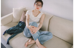 桜井日奈子、“素”すぎる姿覗き見できる2027年カレンダー決定 朝起きてから夜迎えるまで“日奈子の1日”テーマに撮影