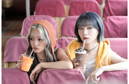 HANA・JISOO＆YURI、マクドナルドCM初登場 レトロでエモい休日をのぞき見？お互いに“甘くなる瞬間”明かす