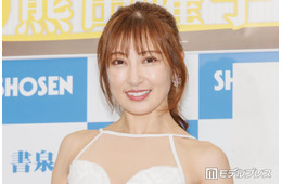 熊田曜子、ワンピース姿で大胆美脚見せ「攻めてる」「セクシーすぎる」と反響