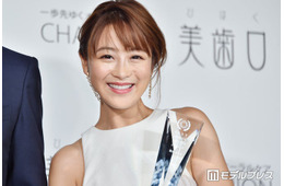 鈴木奈々「サイズが小さくてピチピチ」Tシャツ姿公開「ボディライン綺麗」「スタイル良すぎます」と反響