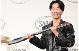 SixTONES田中樹、黒髪イメチェンで印象ガラリ 会見中に衣装チェンジで“オフ”姿も披露