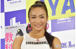 第1子出産のカリスマトレーナーAYA、産後1ヵ月半の引き締まった美ウエスト公開「思わず二度見した」「ラインの美しさに驚き」と反響