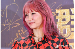 LiSA、アジアツアー美脚衣装ショット公開「躍動感がすごい」「網ソックスがセクシー」と絶賛の声