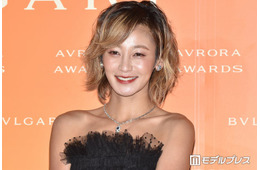 西山茉希、幼少期の写真公開「すでにポーズがモデルみたい」「面影ある」と反響