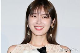 元乃木坂46高山一実、ノースリ×ショート丈ボトムス姿 ベッド上での写真公開「大人な表情も素敵」「綺麗で可愛いのは反則」