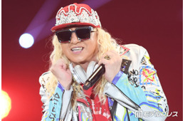 DJ KOO「65歳になりました」バースデーパーティーでの家族ショット公開「豪華で素敵なお祝い」「プレゼントもセンス抜群」の声