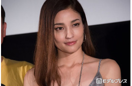 黒木メイサ、圧巻美脚際立つショーパンブラックコーデに絶賛の声「オーラがすごい」「憧れのスタイル」