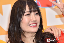 “可愛すぎる新喜劇女優”小寺真理、ミニスカからほっそり美脚披露「セクシー」「脚線美に目が釘付け」の声
