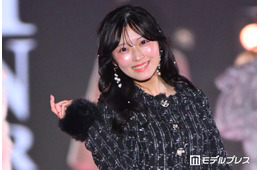AKB48佐藤綺星、“美太もも”際立つ黒ツイードの上品ルック着こなし【関コレ2026A/W】