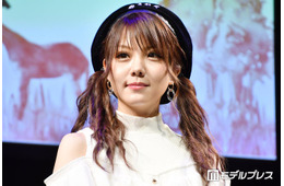 田中れいな、モノクロミニスカコーデから圧巻美脚披露「頭身がすごすぎる」「スタイル良すぎ」の声
