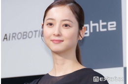 佐々木希、ミニスカ制服姿に絶賛の声「似合いすぎてる」「清楚な雰囲気が素敵」