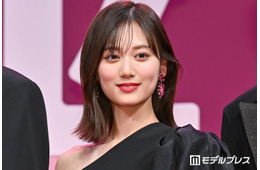 山下美月、美肩際立つワンショルドレス姿披露「神話の女神みたい」「華奢で憧れる」と絶賛の声