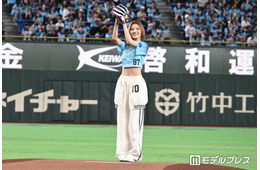 Hearts2Hearts、東京ドーム登場でパフォーマンス ジウは始球式で美しいフォーム披露・日本語で挨拶も