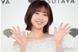 元日向坂46富田鈴花、ユニフォーム×ミニスカ始球式コーデで美脚スラリ「スタイル抜群」「めっちゃ似合ってる」と反響