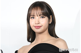 BLACKPINKリサ、美スタイル際立つビキニショットに熱視線「頭身バランスが神」「オーラ全開」