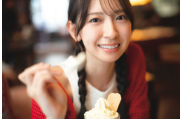 日向坂46金村美玖、“あーん”する彼女感あふれる赤ニット姿 2nd写真集先行カット第4弾解禁
