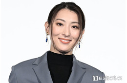 「VIVANT」出演女優「別班の任務ではありません」女医姿のオフショットが話題「確かに別人」「潜入捜査ではないよね」