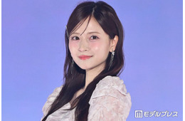 乃木坂46金川紗耶、美脚際立つレースタイツコーデ披露「膝から下が長い」「雰囲気違って大人っぽい」と反響