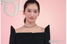 「虎に翼」片岡凜、ミニキャミワンピで美脚スラリ「お父さん譲りのスタイル」「頭身バランスが神」と反響