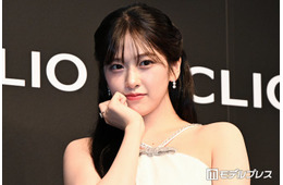 IVEユジン、美ウエスト際立つミニ丈トップスコーデ 香港ショットに「可愛すぎて夜でも目立つ」「スタイル神」と反響
